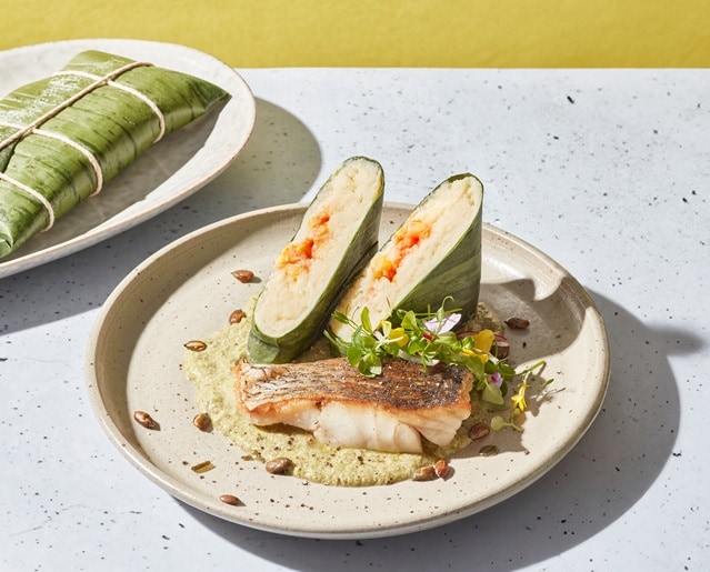 Wolfsbarsch in grüner Mole mit Erdäpfeln und grüner Tamale